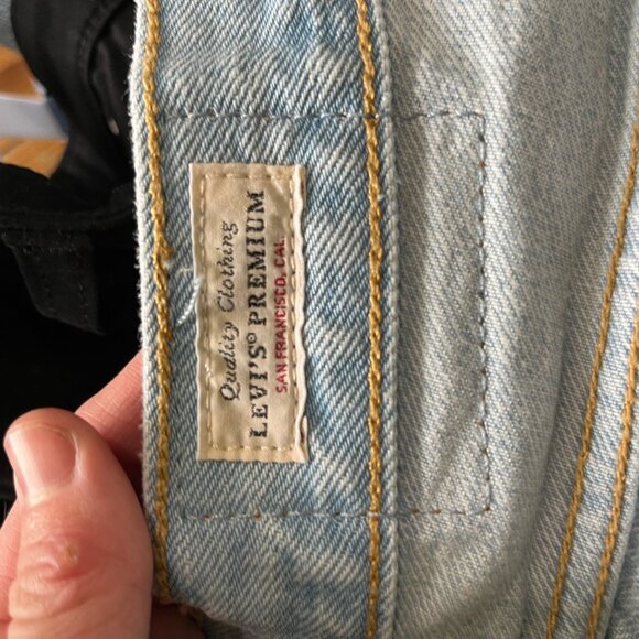 Levi's 501 Jean Shorts Light Blue Frayed Denim Size W32 32 14 - Picture 3 of 11